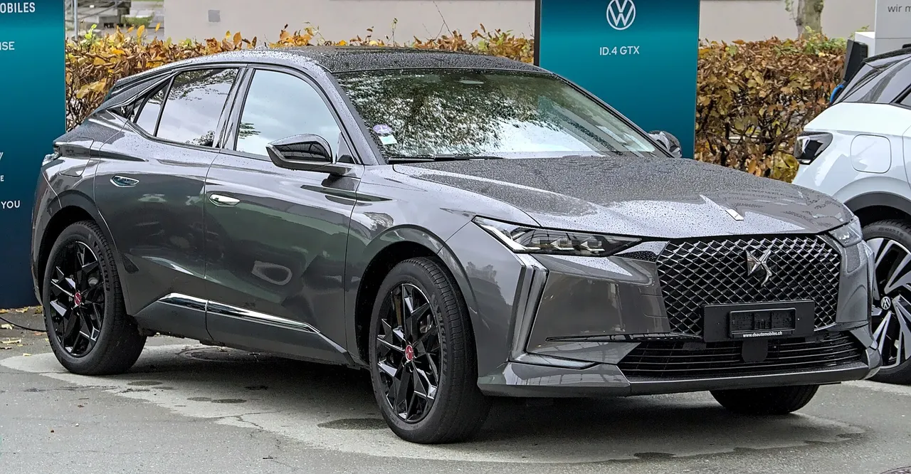 DS Automobiles N°4 E-Tense (MY25)