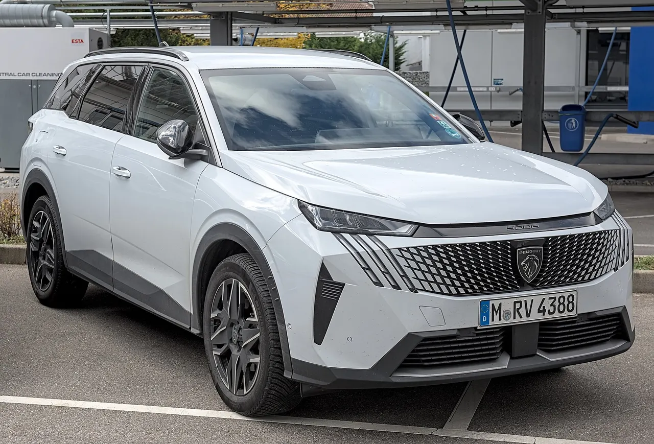 Peugeot e-5008 97 kWh Long Range
